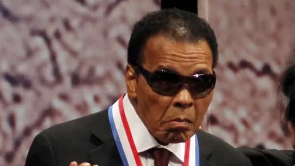 محمد علي كلاي يطالب ايران بإطلاق سراح المراسل