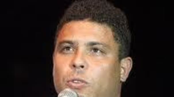 الفيفا تختار البرازيلي رونالدو لتسليم جائزة الكرة الذهبية