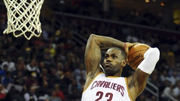 ليبرون جيمس يشعر بالقلق: لسنا الفريق الافضل