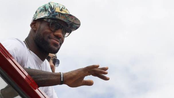 شرطة ميامي تعاقب احد عناصرها بعد مرافقته ليبرون جيمس