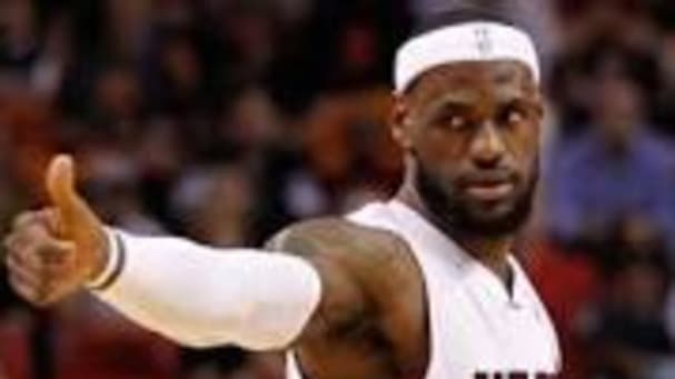 ليبرون جايمس ينظم مخيمًا صيفيًا