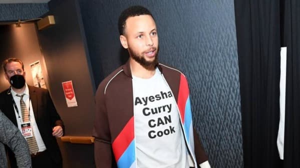 ستيفن كوري يدافع عن زوجته عائشة