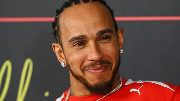 هاميلتون يؤكد استعداده لموسم 2026 ويعبّر عن حماسه بعد تجارب البحرين