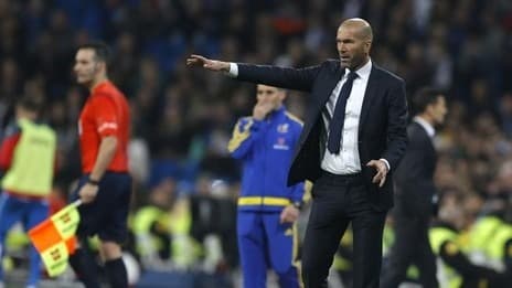 زيدان يبحث مع إدارة ريال مدريد في مسألة التعاقدات