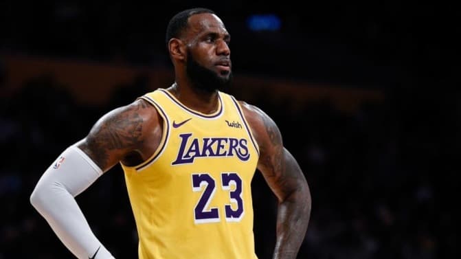 تناقل رواد مواقع التواصل الاجتماعي احتفال نجم ​كرة السلة الاميركية