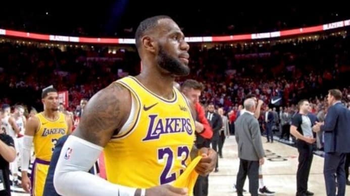 ليبرون جايمس يتعملق بسلة استعراضية