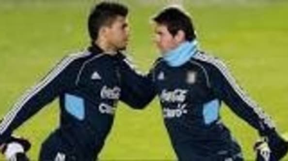 اغويرو يواصل اقناع ميسي بالانتقال الى المان سيتي