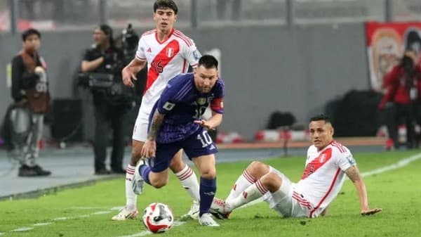 ميسي يتلاعب بمدافعي البيرو والجمهور يتفاعل بحماس