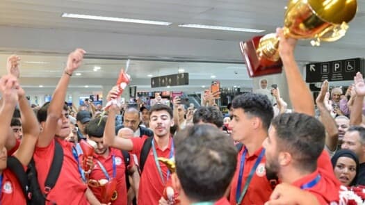 احتفال في المطار