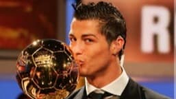 نسخة كريستيانو رونالدو 2008 تحصد لقب افضل كرة ذهبية في التاريخ